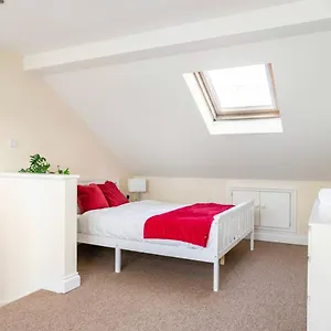 2-bed-terraced-house-with-loft-in-stratford-london.brighton-hotels-england.com/